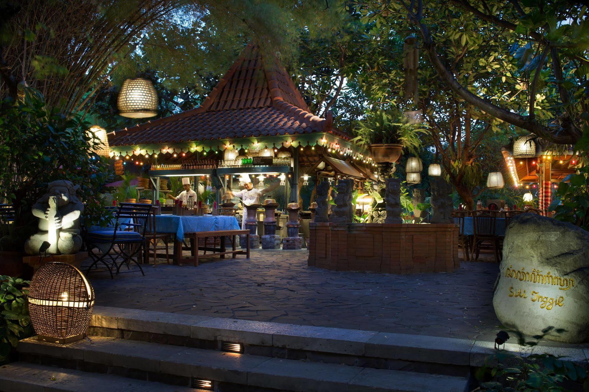 Bumi Surabaya City Resort Exterior foto
