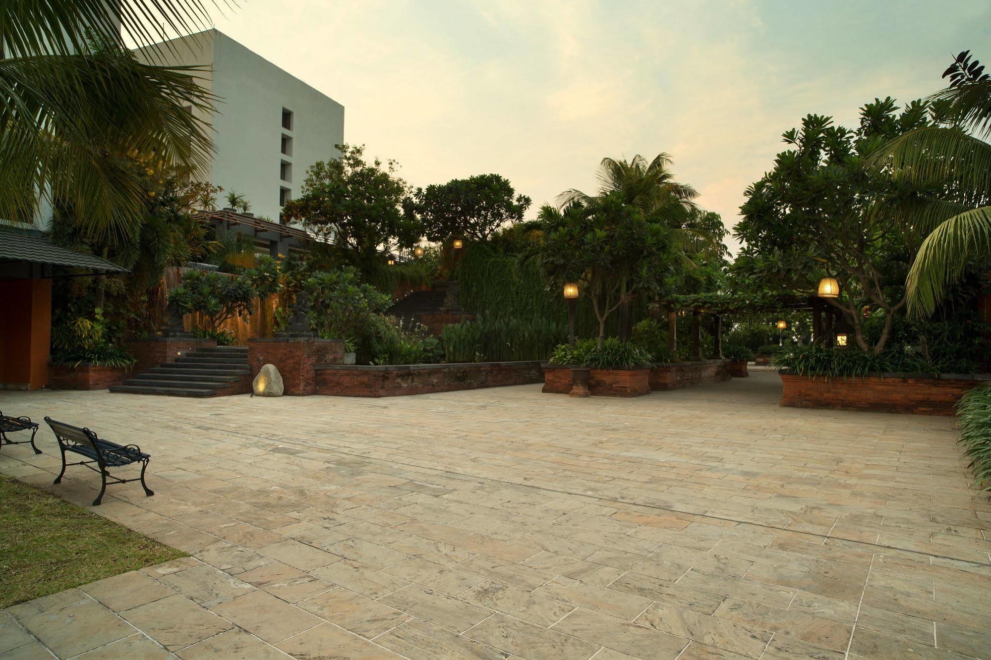Bumi Surabaya City Resort Exterior foto
